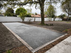 Boulodrome en gravier stabilisé aménagé dans un jardin au Pays basque