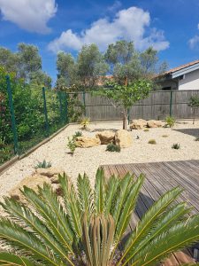 Paillage minéral, terrasse en bois et plantations dans un jardin neuf au Pays basque
