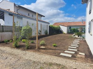 Pelouse engazonnée et allée de dalles réalisées lors d’une création de jardin au Pays basque